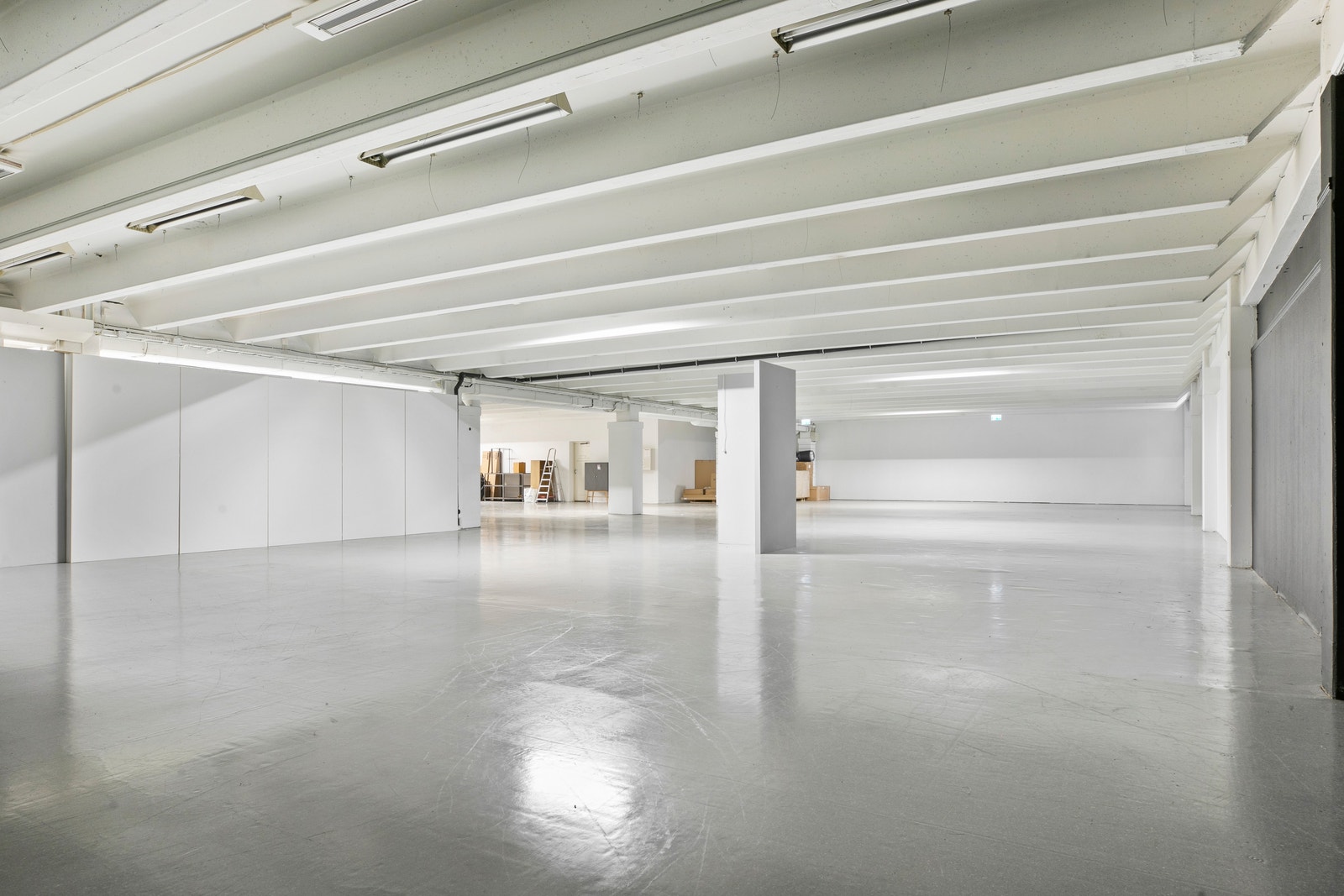 Lageret har kjøreport/varelevering og åpne flater. Galleribilde