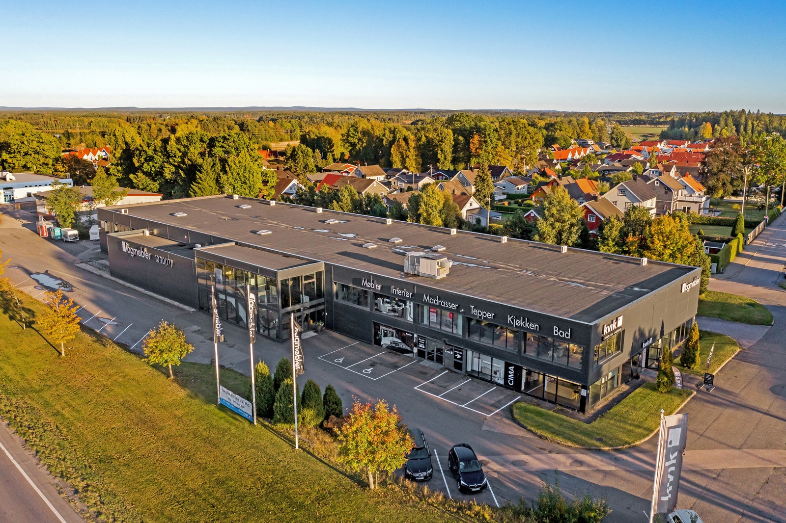 Fasaden ble pusset opp i 2019 i et moderne og stramt uttrykk. Legg spesielt merke til den skarpe profileringen av hvit skiltlys mot sort bakgrunn. Galleribilde