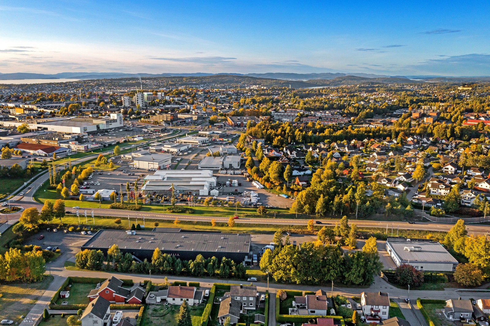Varehuset ligger i et handelsområdet med flere kjente merkenavn i nærheten. Galleribilde