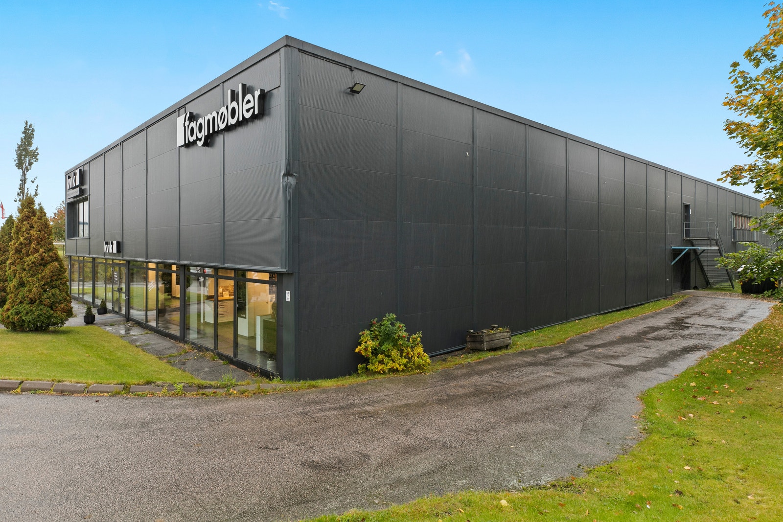 Det er varelevering på siden av bygningen med kjøreport. Galleribilde