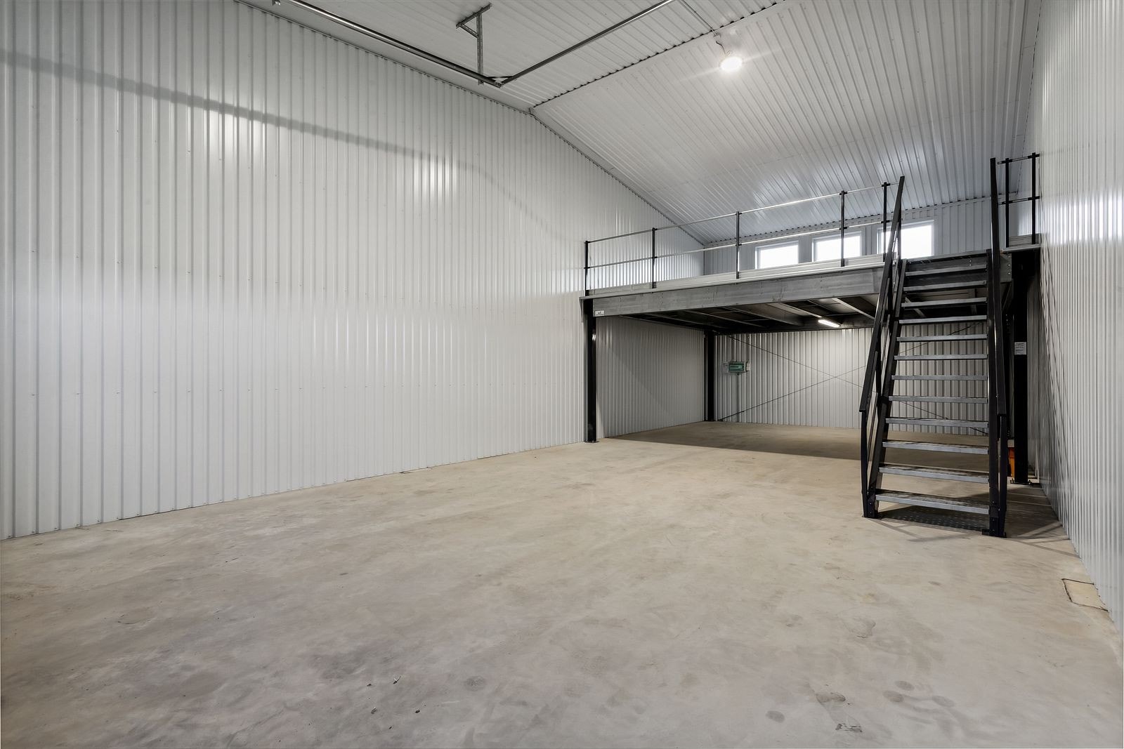 Det er innlagt strøm og montert lys. Høy himling. Det er også tilrettelagt for vann og avløp i inn hver seksjon. Galleribilde
