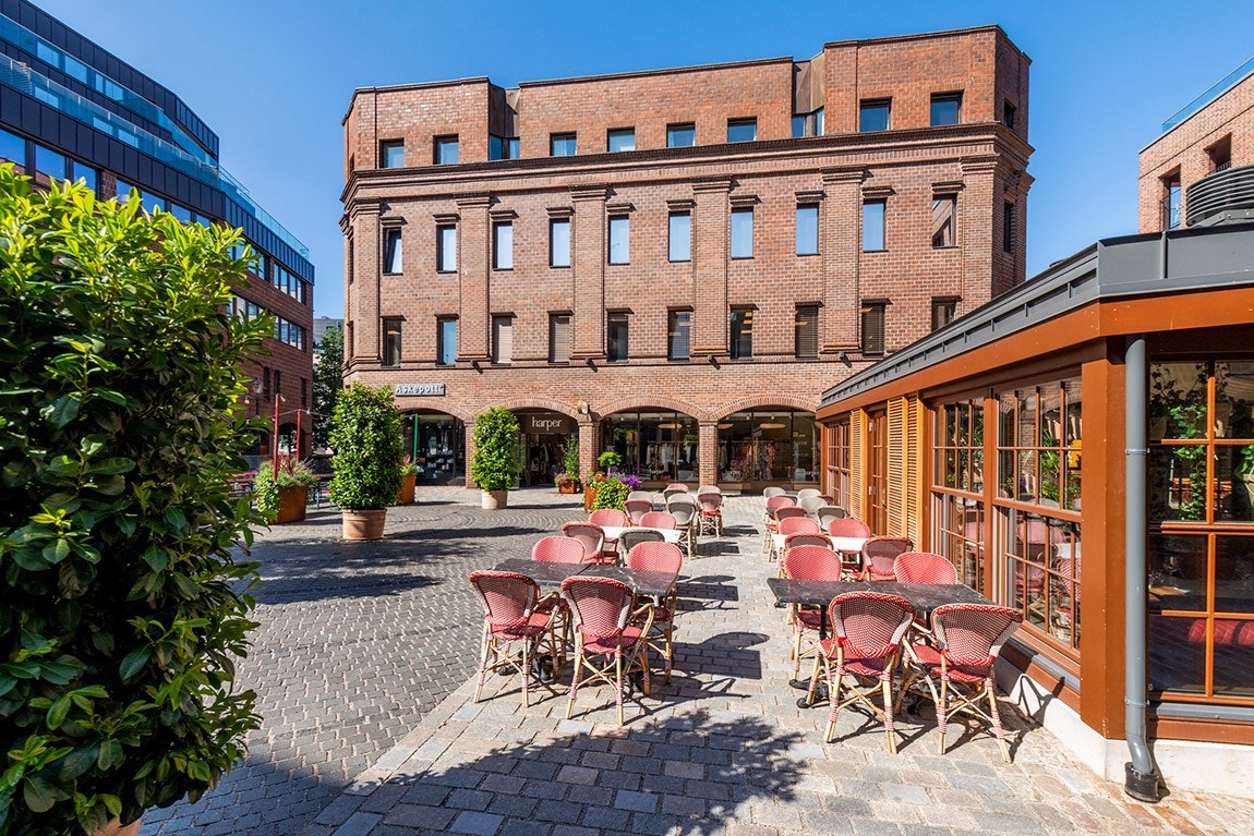 Karlandergården med Nygaardsplassen foran. Galleribilde