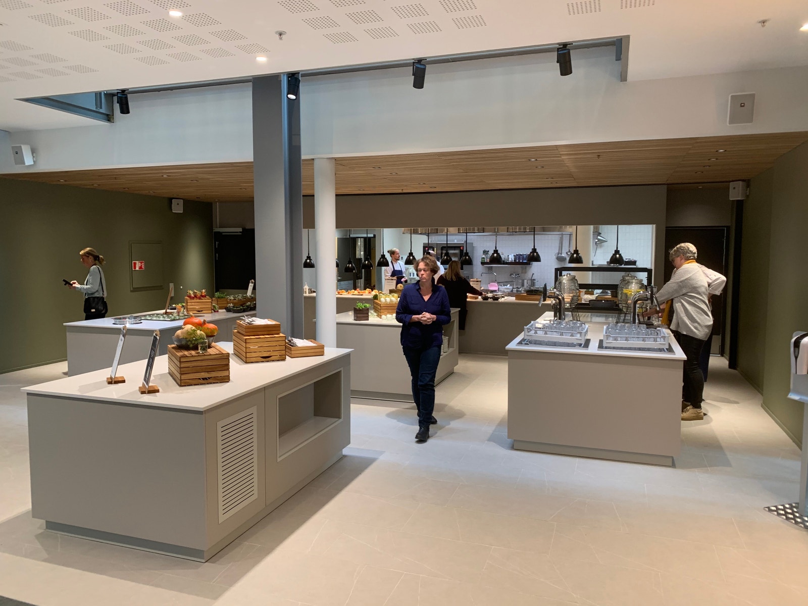 Moderne personalrestaurant med sunn og variert mat Galleribilde