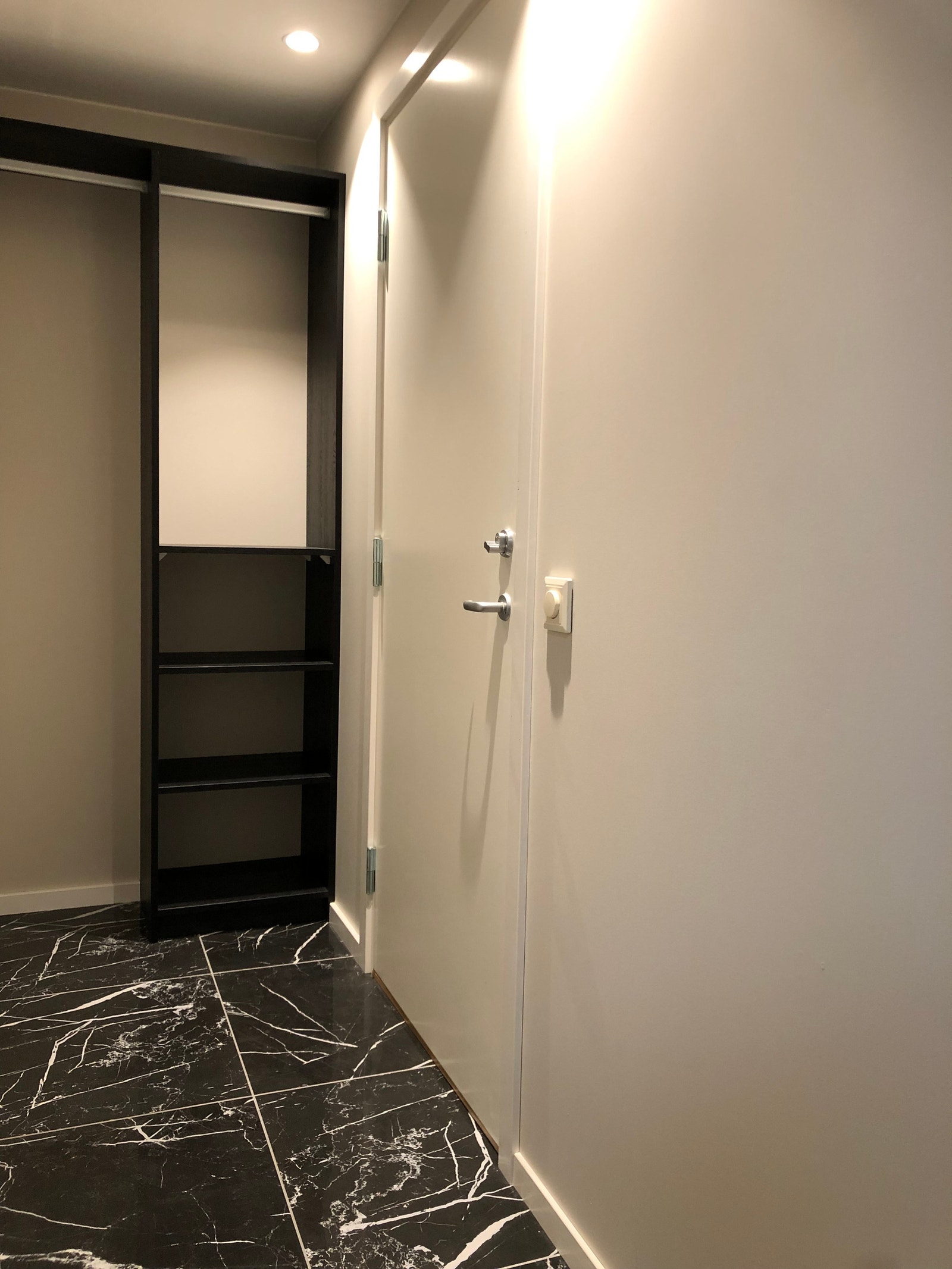 Garderobe i gangen Galleribilde
