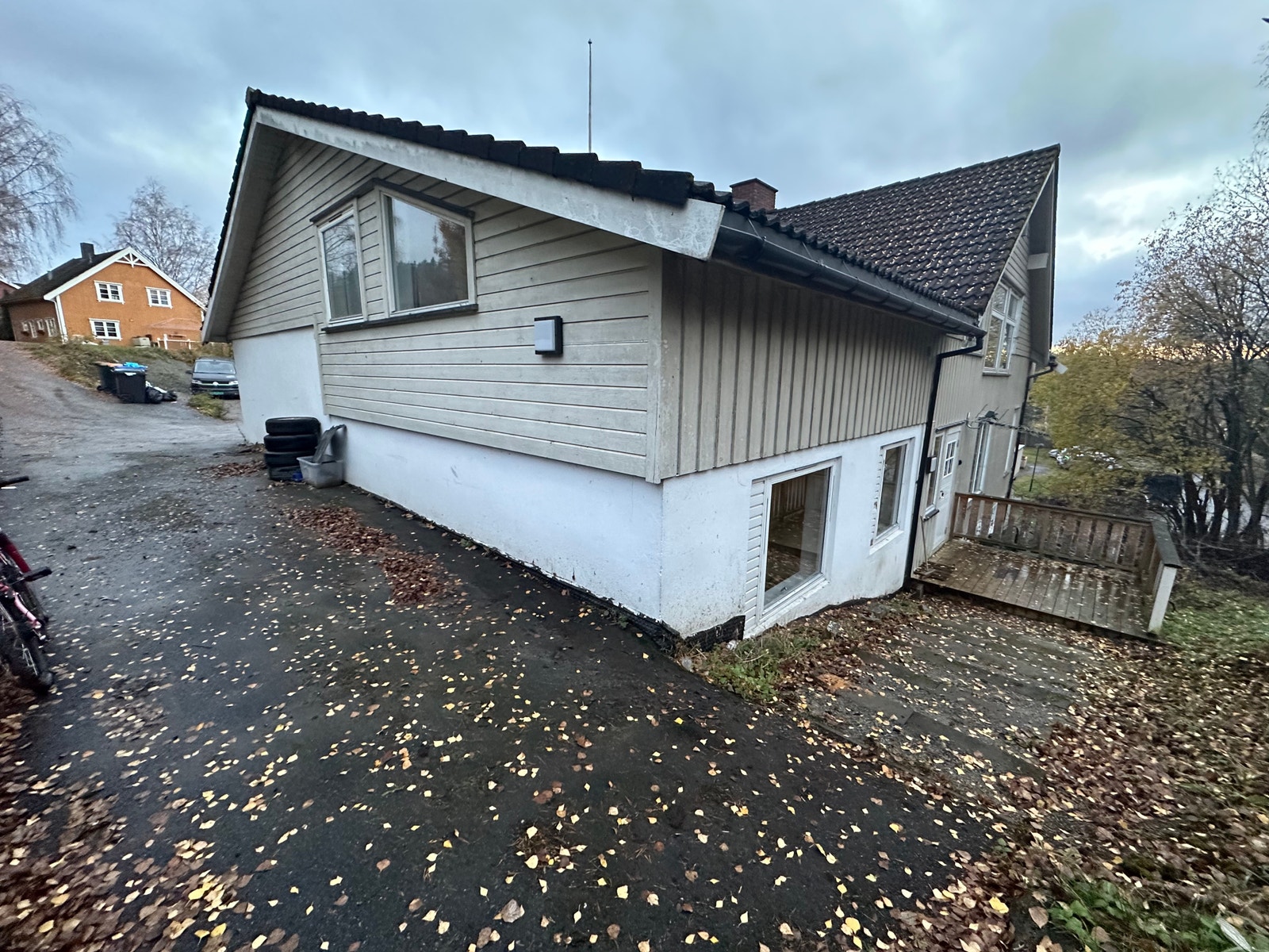 Egen inngang til leiligheten på bakside av hus Galleribilde