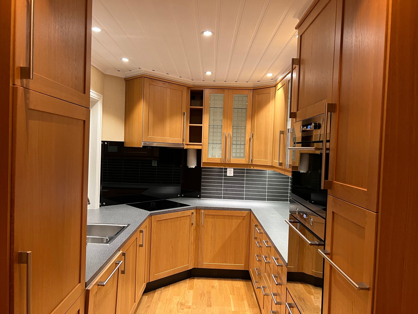 Kjøkken med hvitevarer Galleribilde