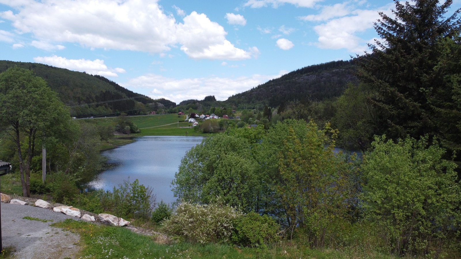 Meget idyllisk nærmiljø, og likevel ikke langt unna alle fasiliteter i Knarvik senter. Det er gangavstand til Spar Isdalstø. Galleribilde