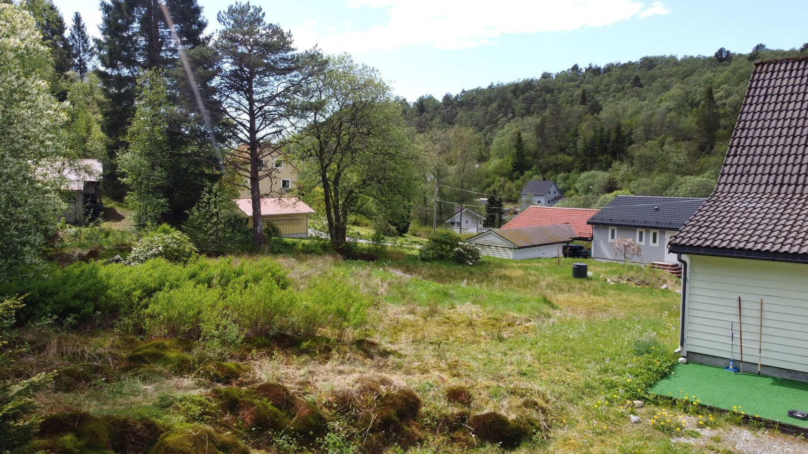 Tomten er flat, og vil bli lett å opparbeide! Galleribilde