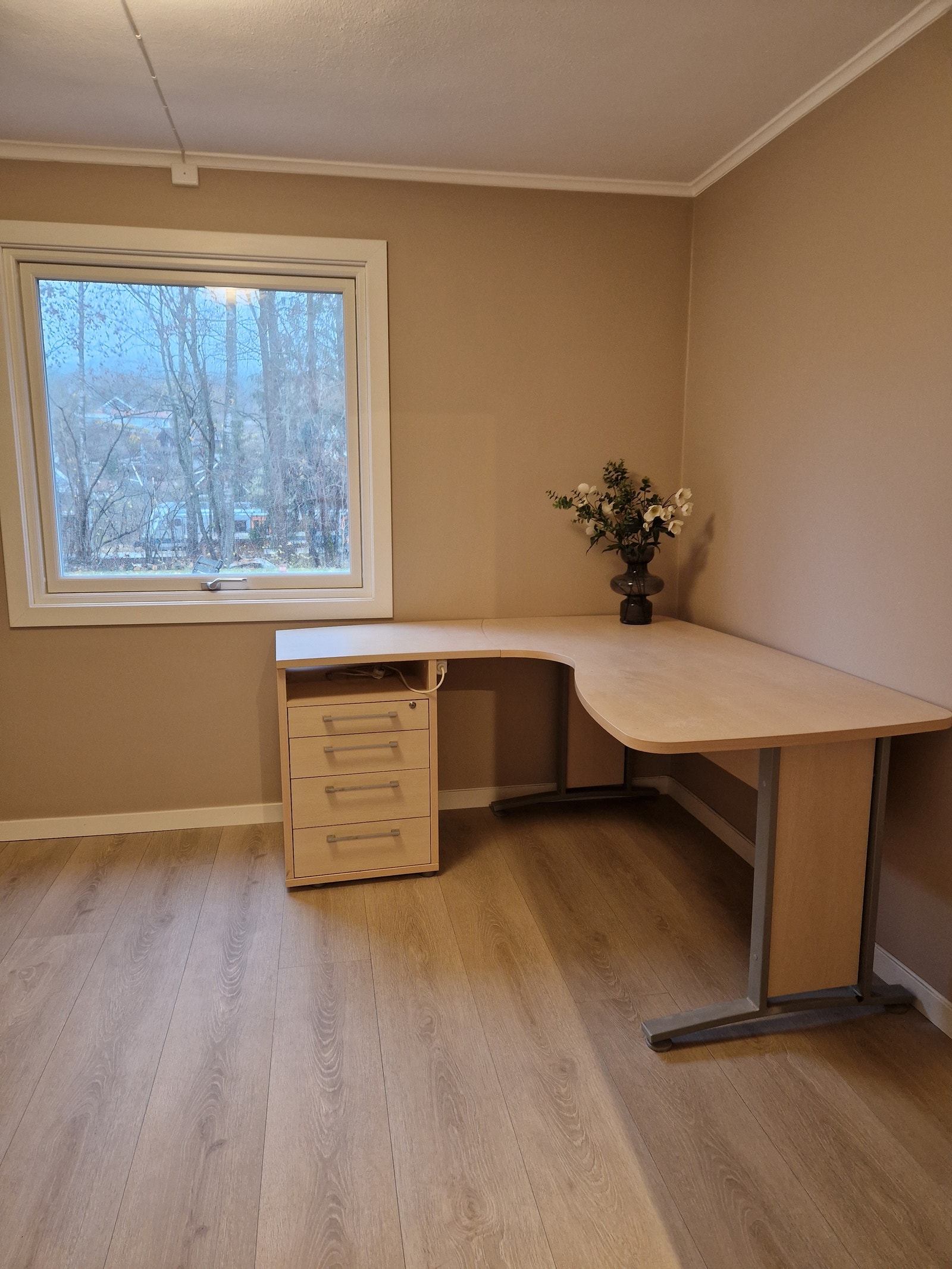 Romslig soverom ut mot hage Galleribilde