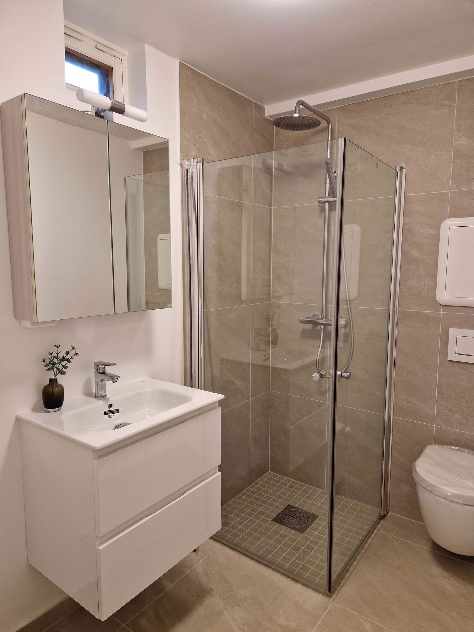 Nytt flislagt bad med varmekabler og vaskemaskin ny høst 2022 Galleribilde