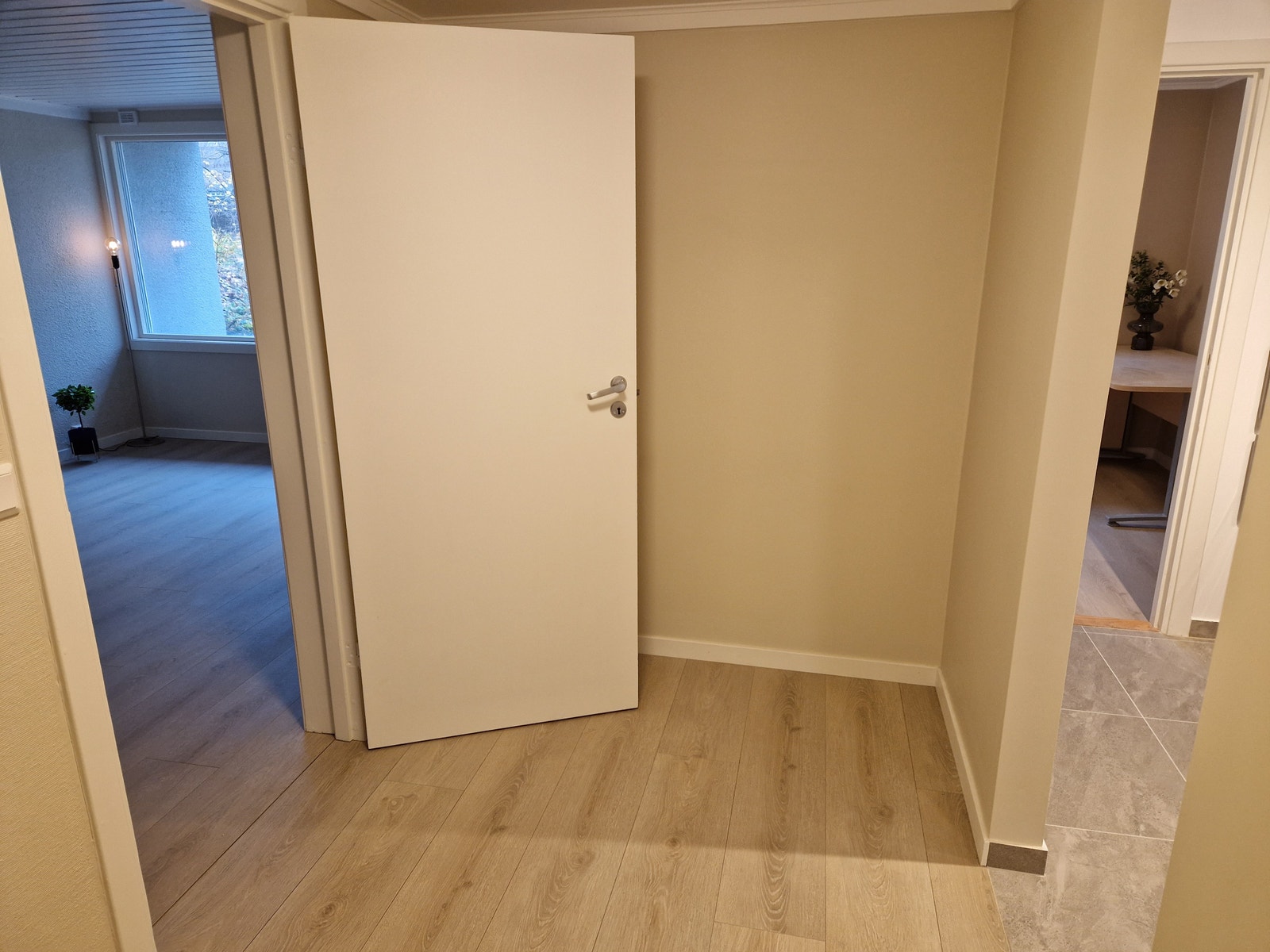 Gang/ kontor/ rom mellom kjøkken og stue Galleribilde