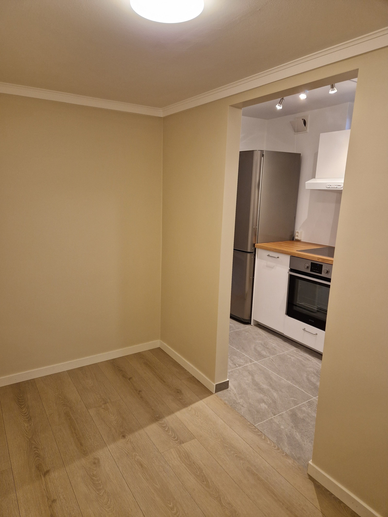 Plass til skap, skrivebord, lite bord. Galleribilde