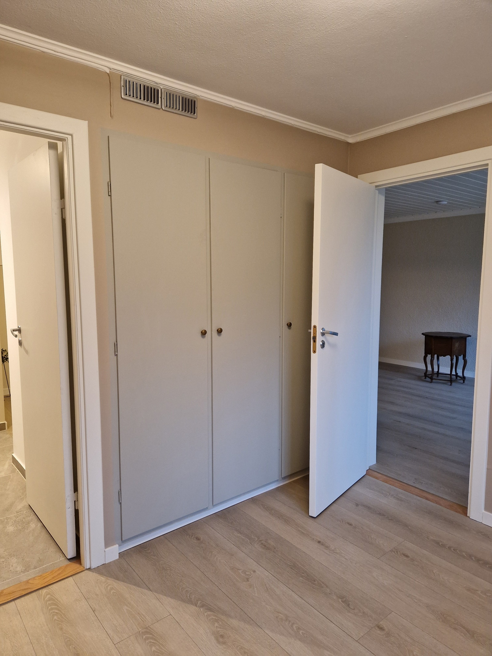 Innebygd klesskap i soverom Galleribilde