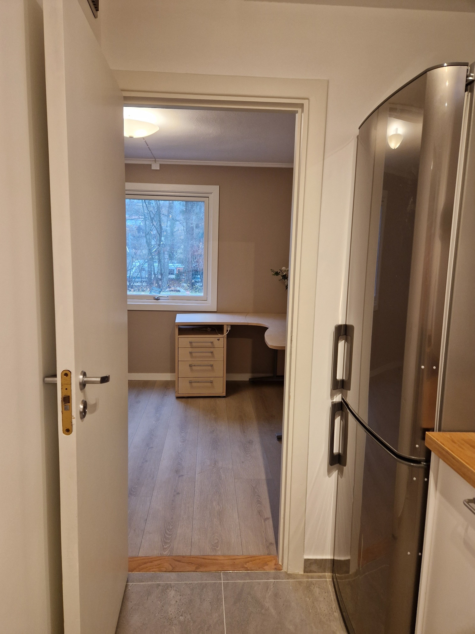 Fra kjøkken mot soverom og hage Galleribilde