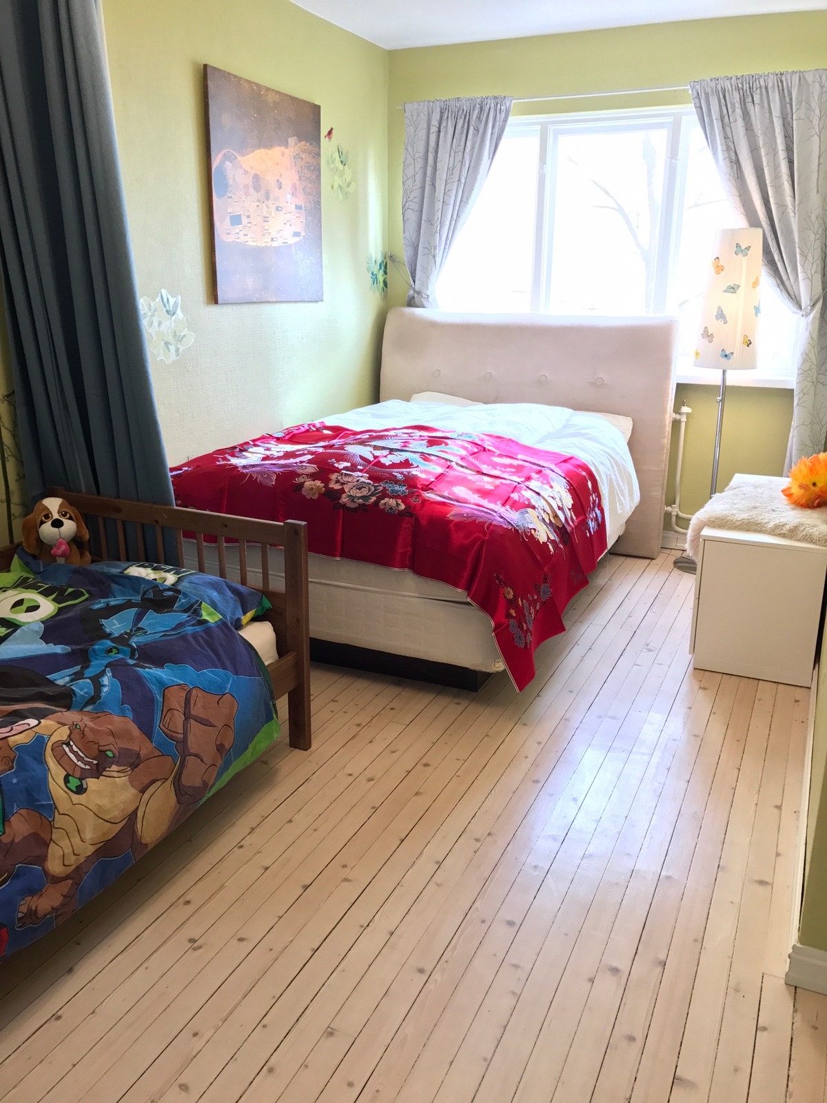 møblert stor soverom Galleribilde