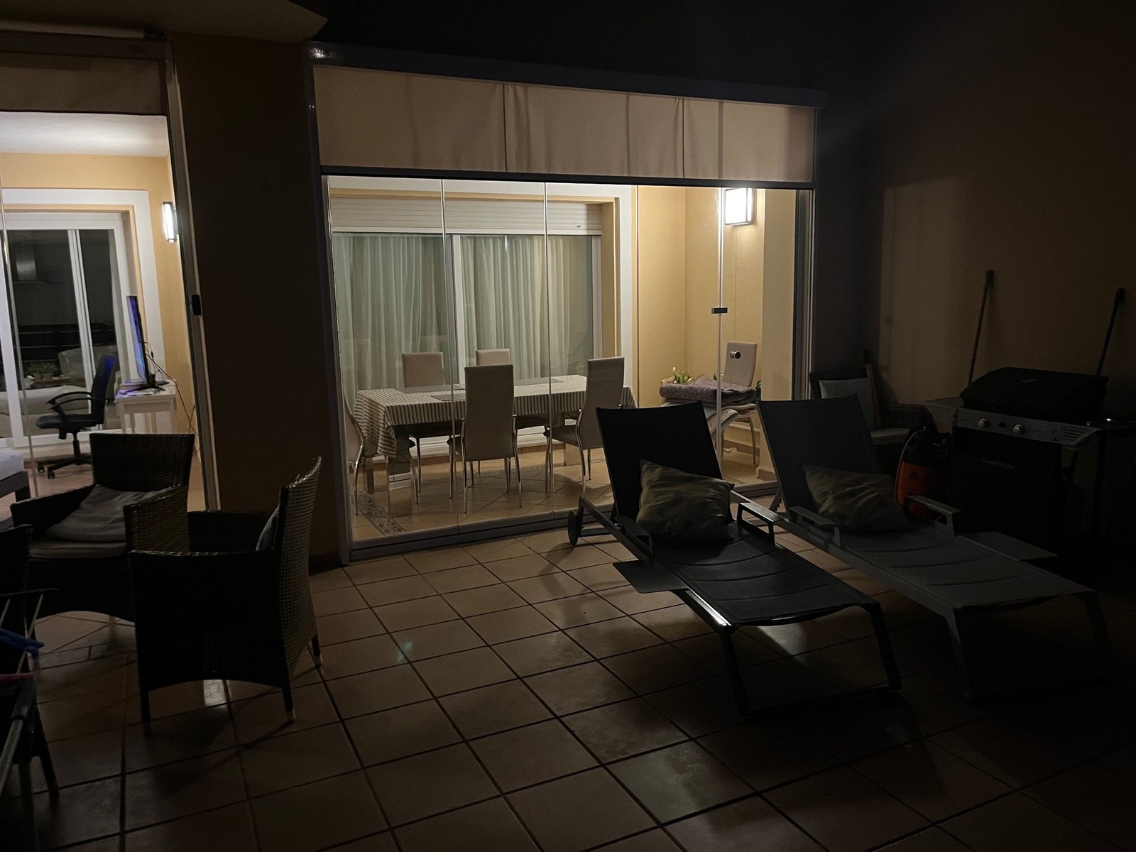 Innglasset spisestue med screens Galleribilde