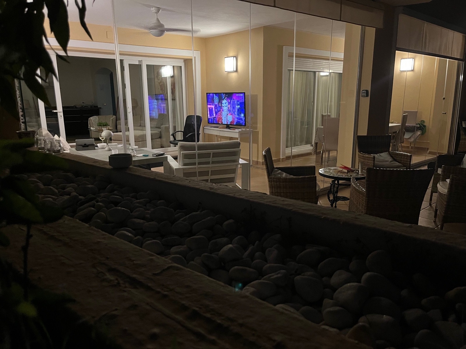 Innglasset hagestue med solavskjerming og takventilator Galleribilde