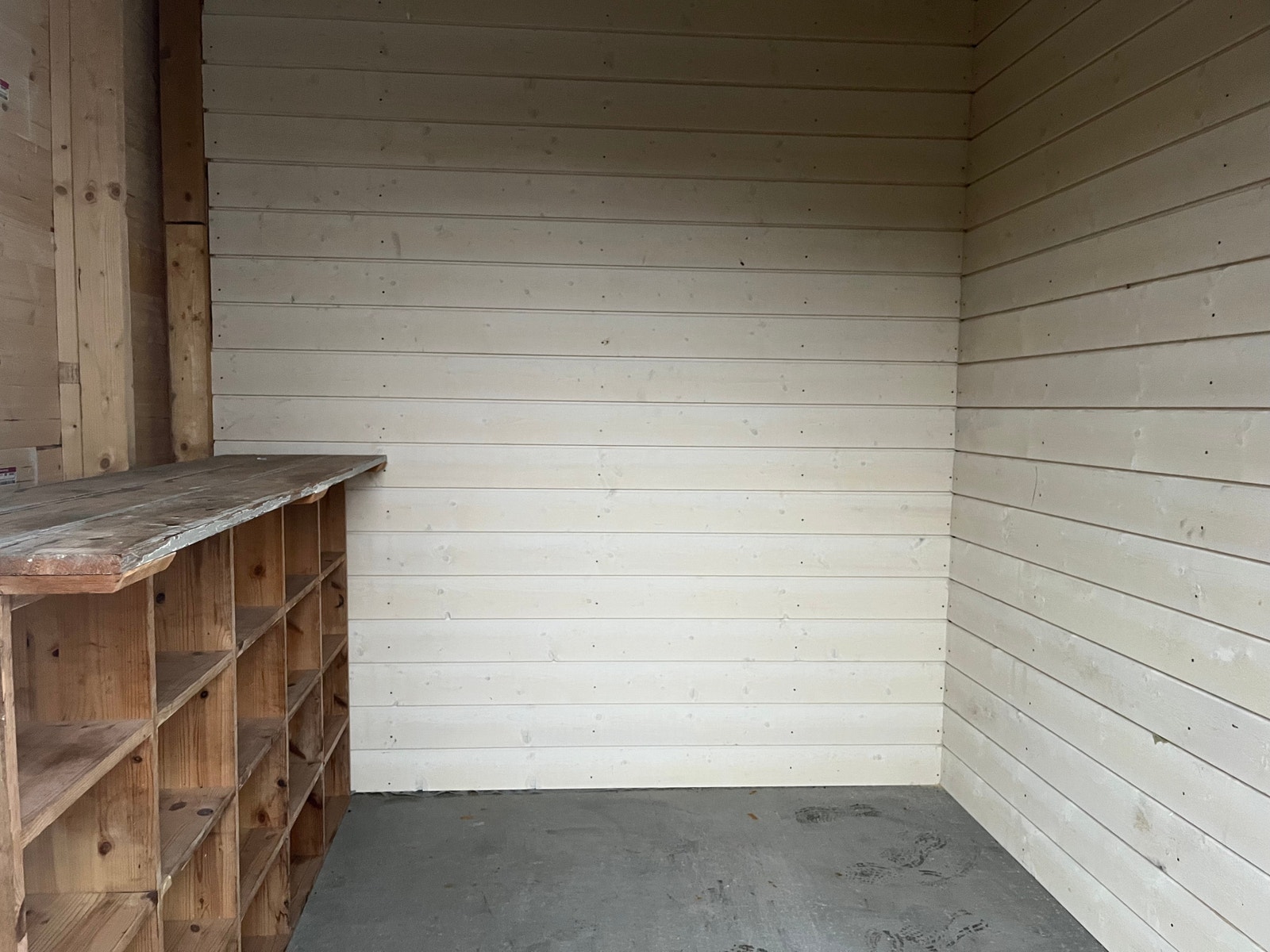 Romslig bod. Galleribilde