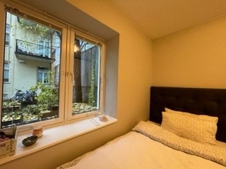 Rom1 med persienne Galleribilde