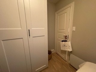 Rom1 med garderobeskap Galleribilde