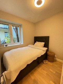 Rom1 med ny seng med lagring under Galleribilde