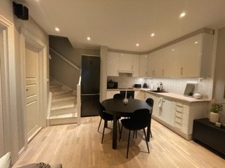 Kjøkken og trapp til 2. etg Galleribilde