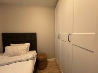 Rom1 med ny seng og stort garderobeskap Galleribilde