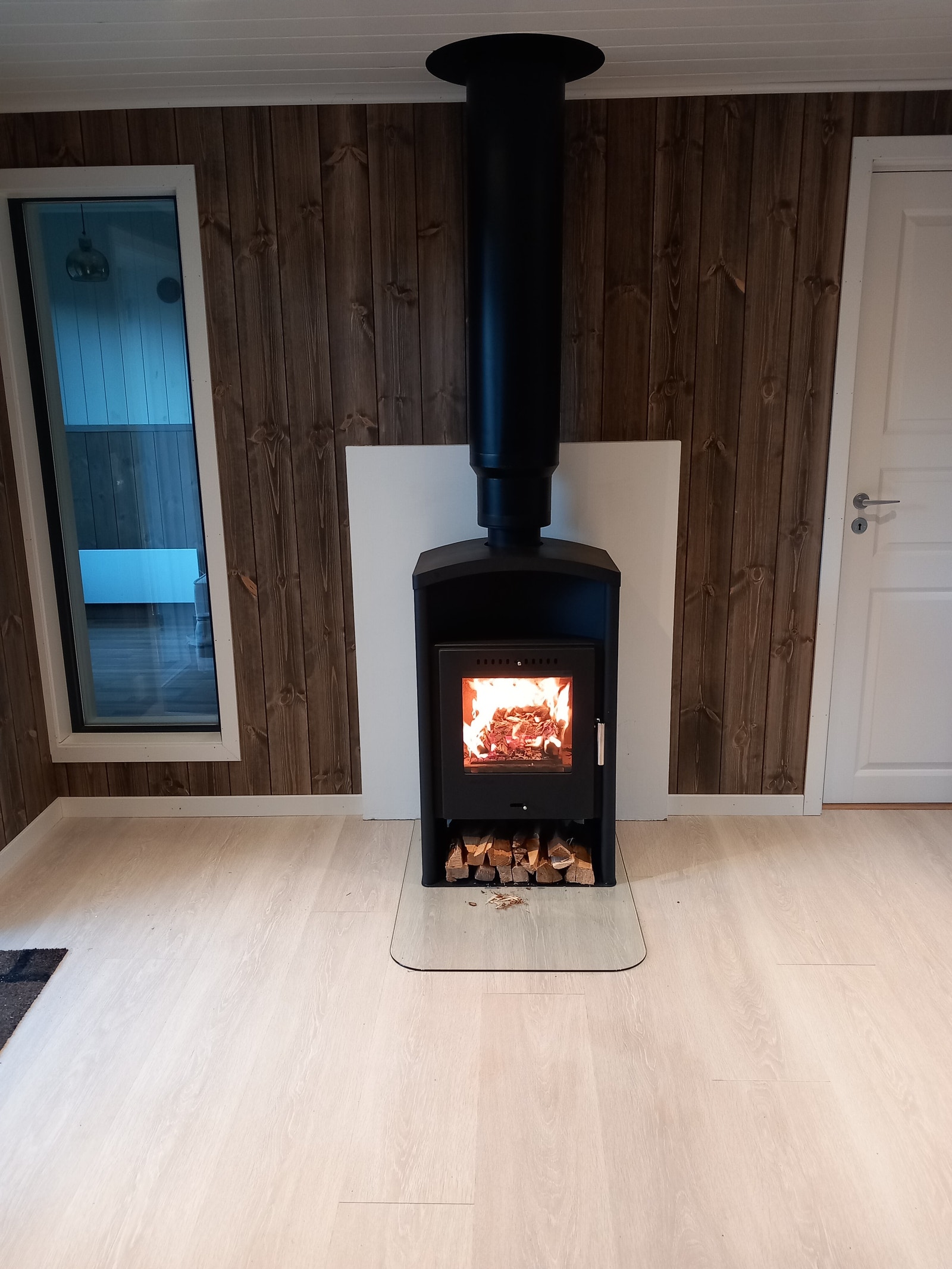 romslig gang med vedovn Galleribilde