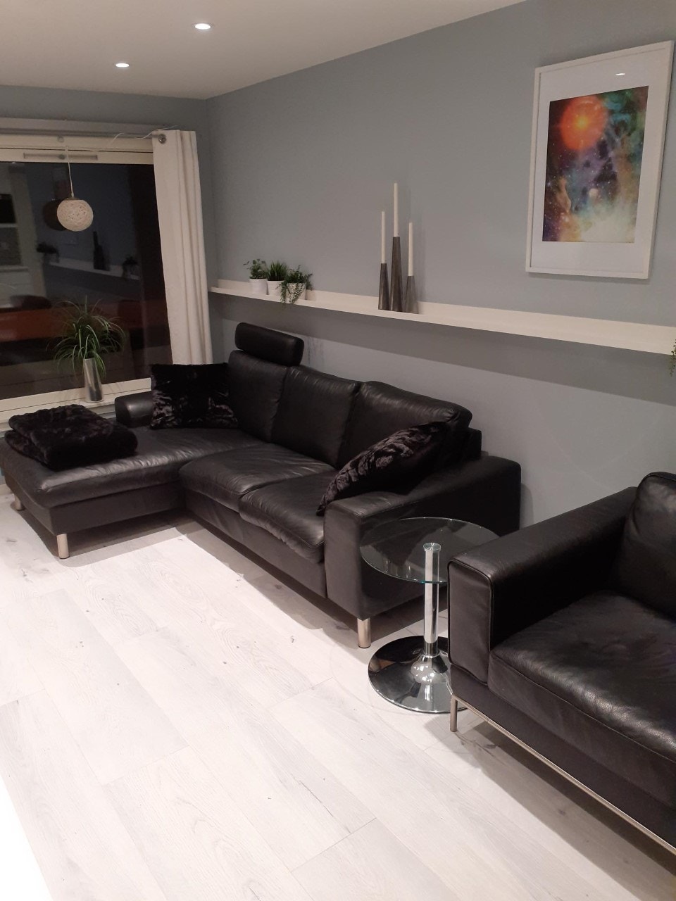 stue med skinnstoler. Teppet er fjernet . Galleribilde