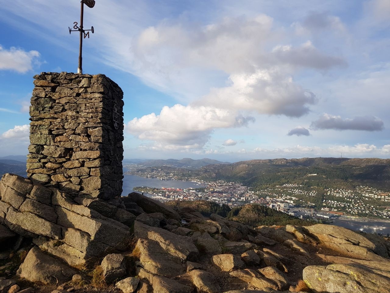 Turterreng: Det tar ca. 20 minutter å gå til foten av nærmeste byfjell, Løvstakken Galleribilde