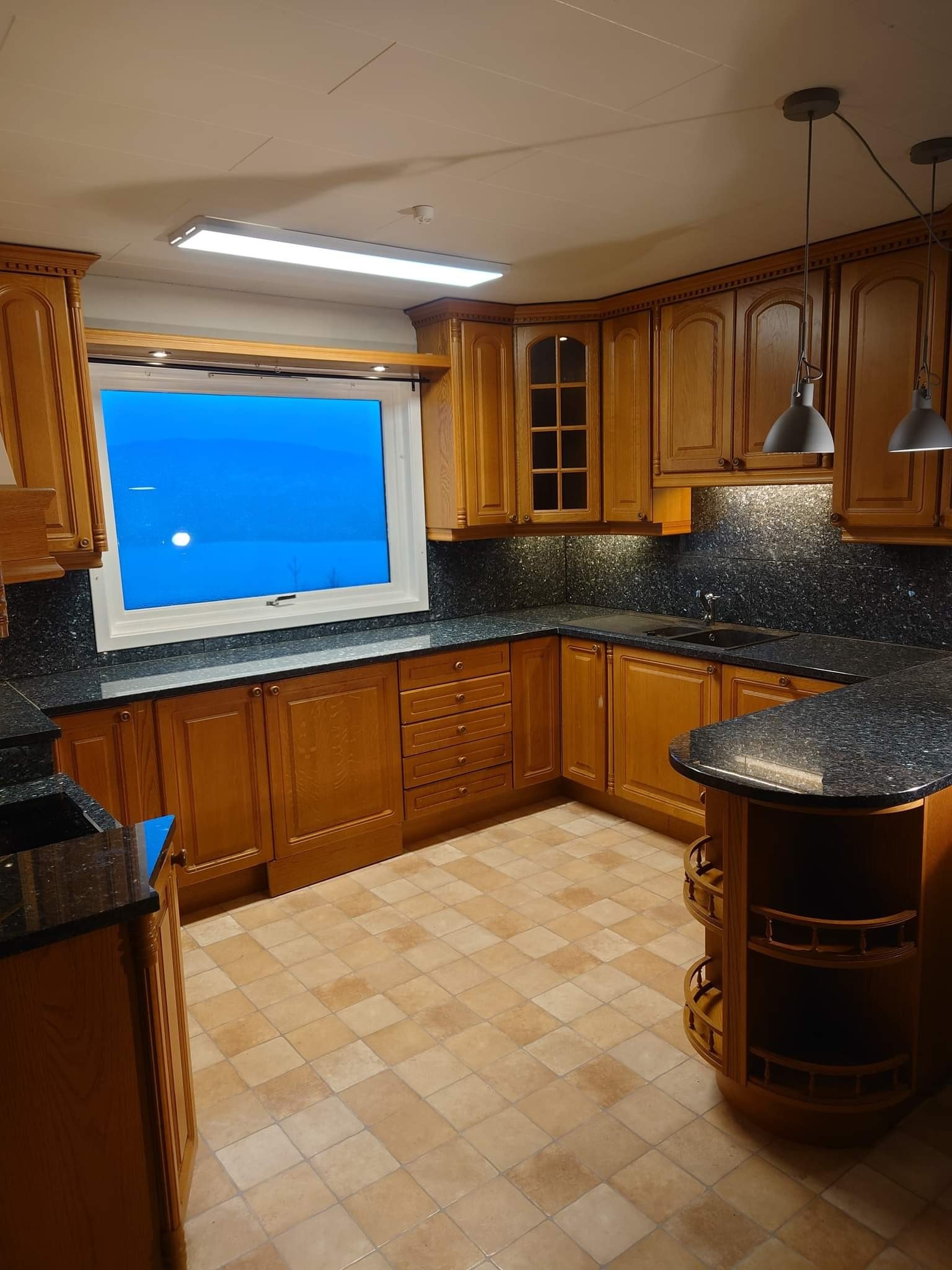 Stort Huseby kjk. Larvikit steinbenk ca 9m. Galleribilde