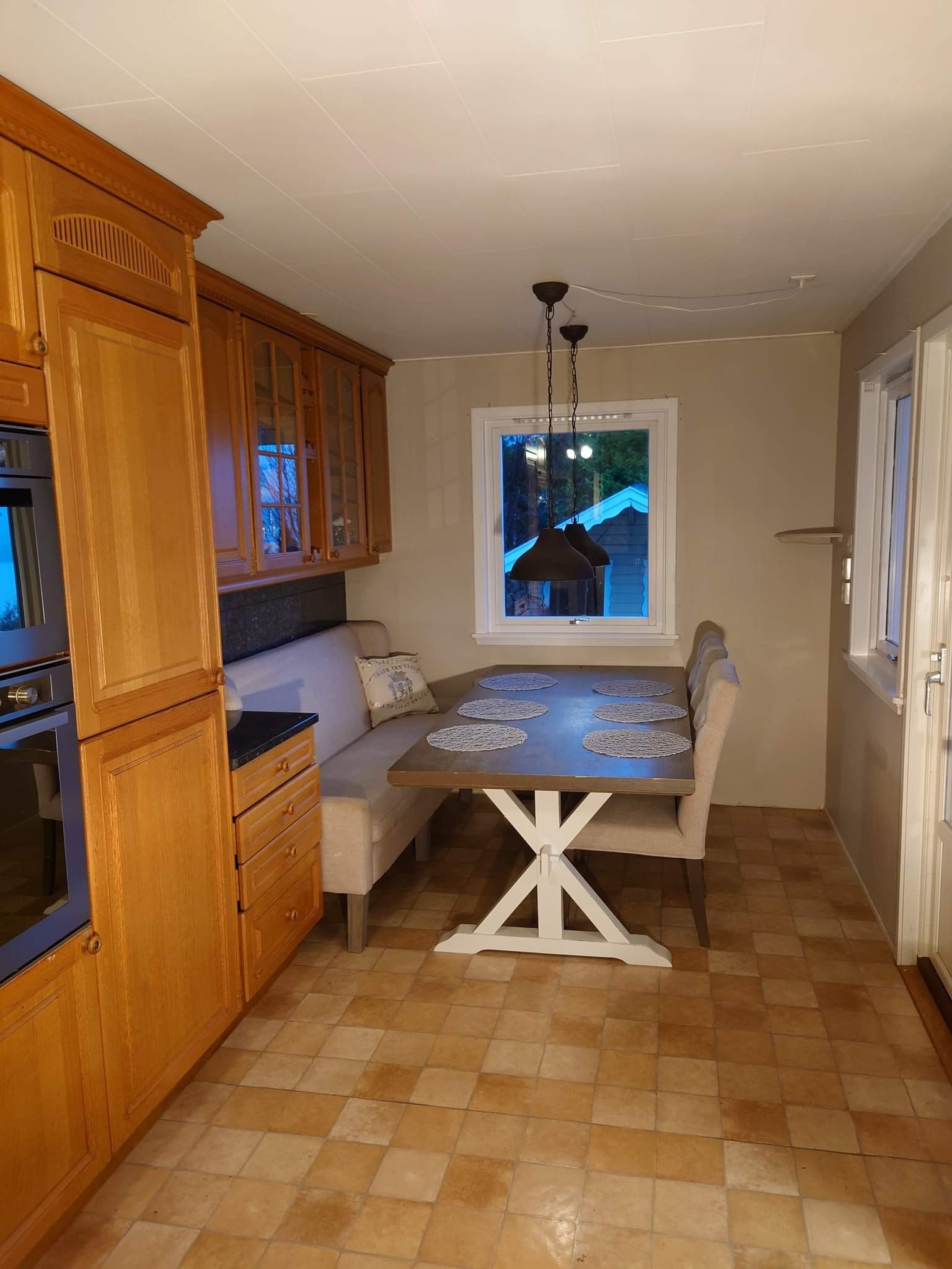 Møblering på kjøkken kan evt. medfølge. Alternativt finnes det 5 skap til ! kjøkkenet har ca 35 skap Galleribilde