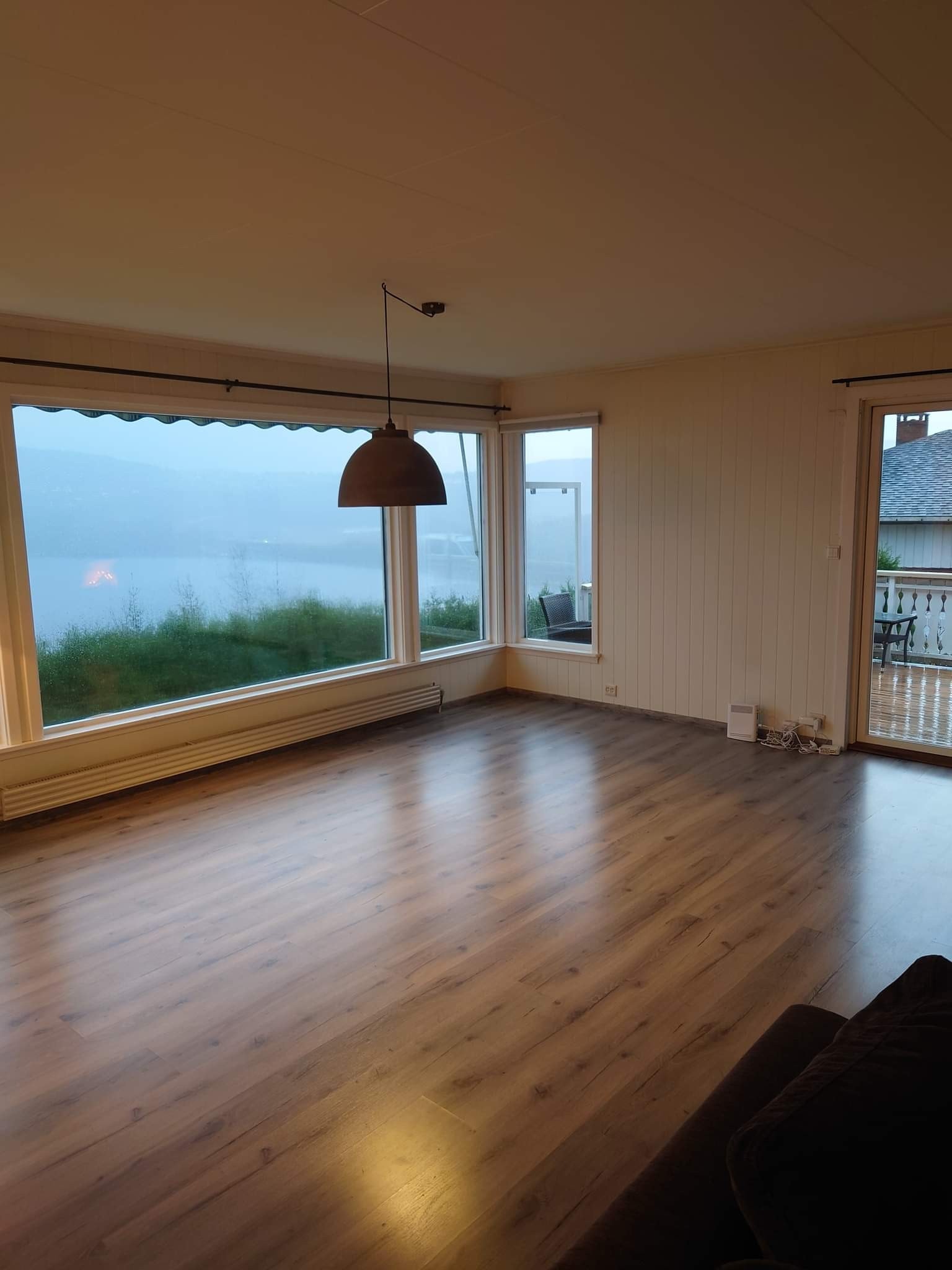 Stor stue ca 55 kvm med Panorama sjøutsikt. Galleribilde