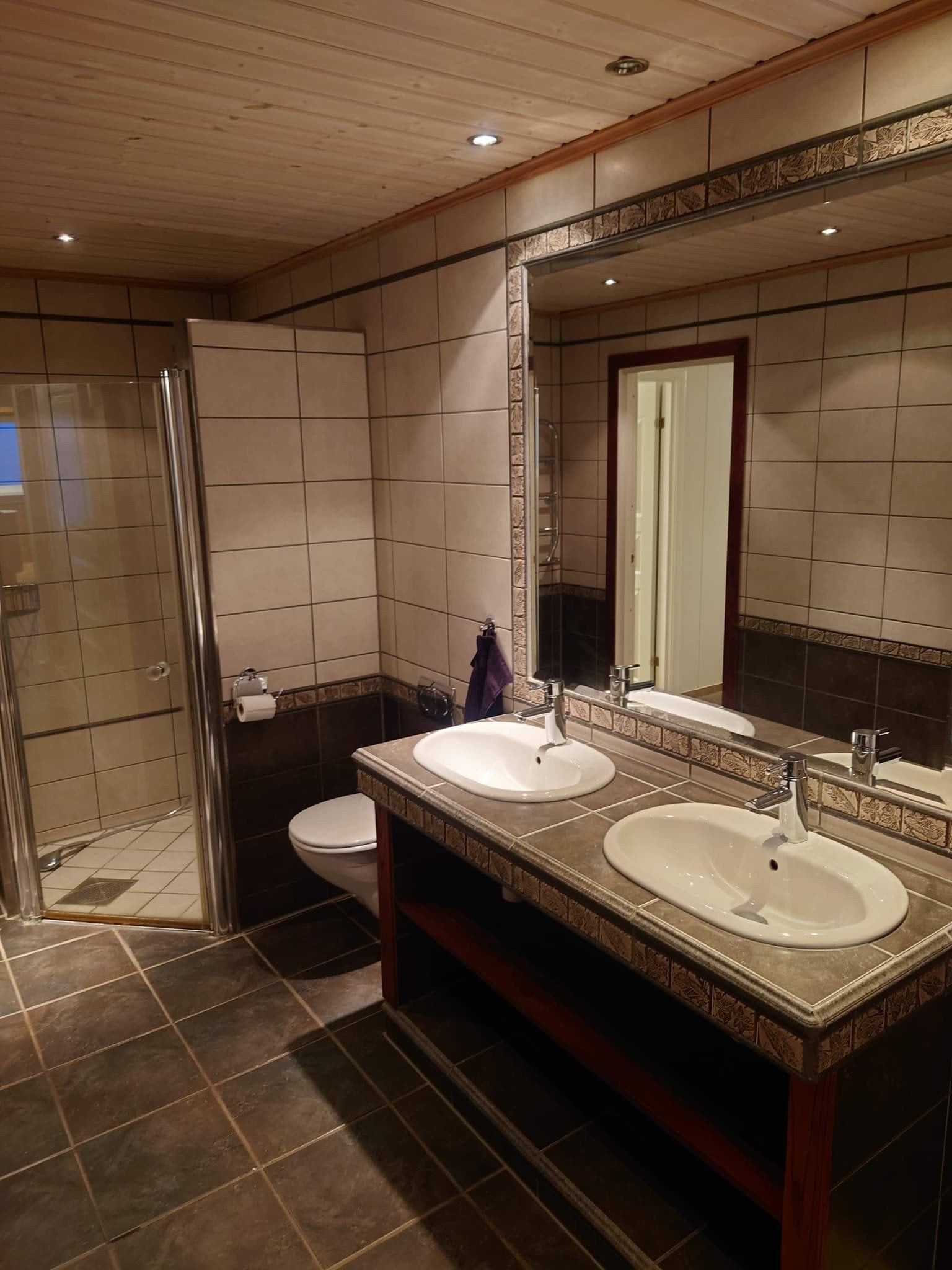 Doble servanter og stoor dusj. Plass til vaskemaskin Galleribilde