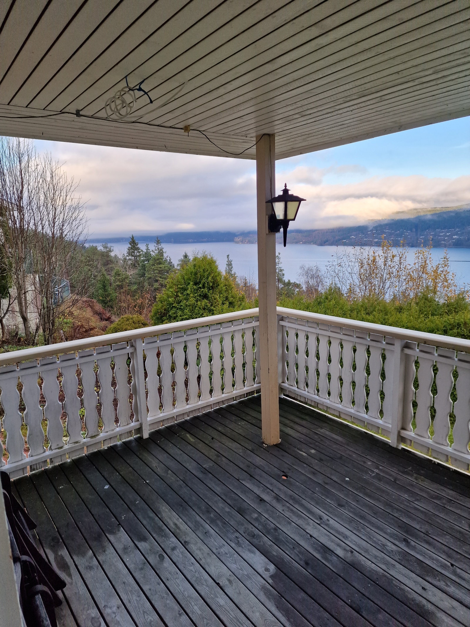 Frokost terrasse med utsikt og noe kvelds sol ca 15 kvm. Morgensol her ca 05 til 11.00 Galleribilde