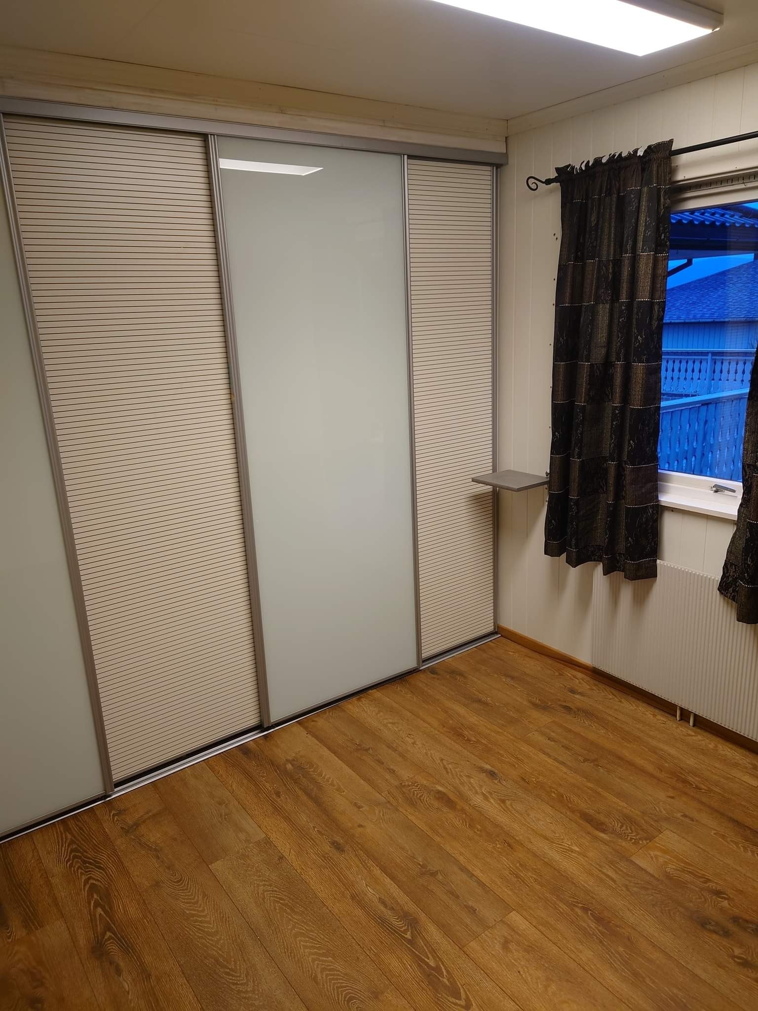 Skyvedørs garderobe soverom. Hele veggen med innredning Galleribilde