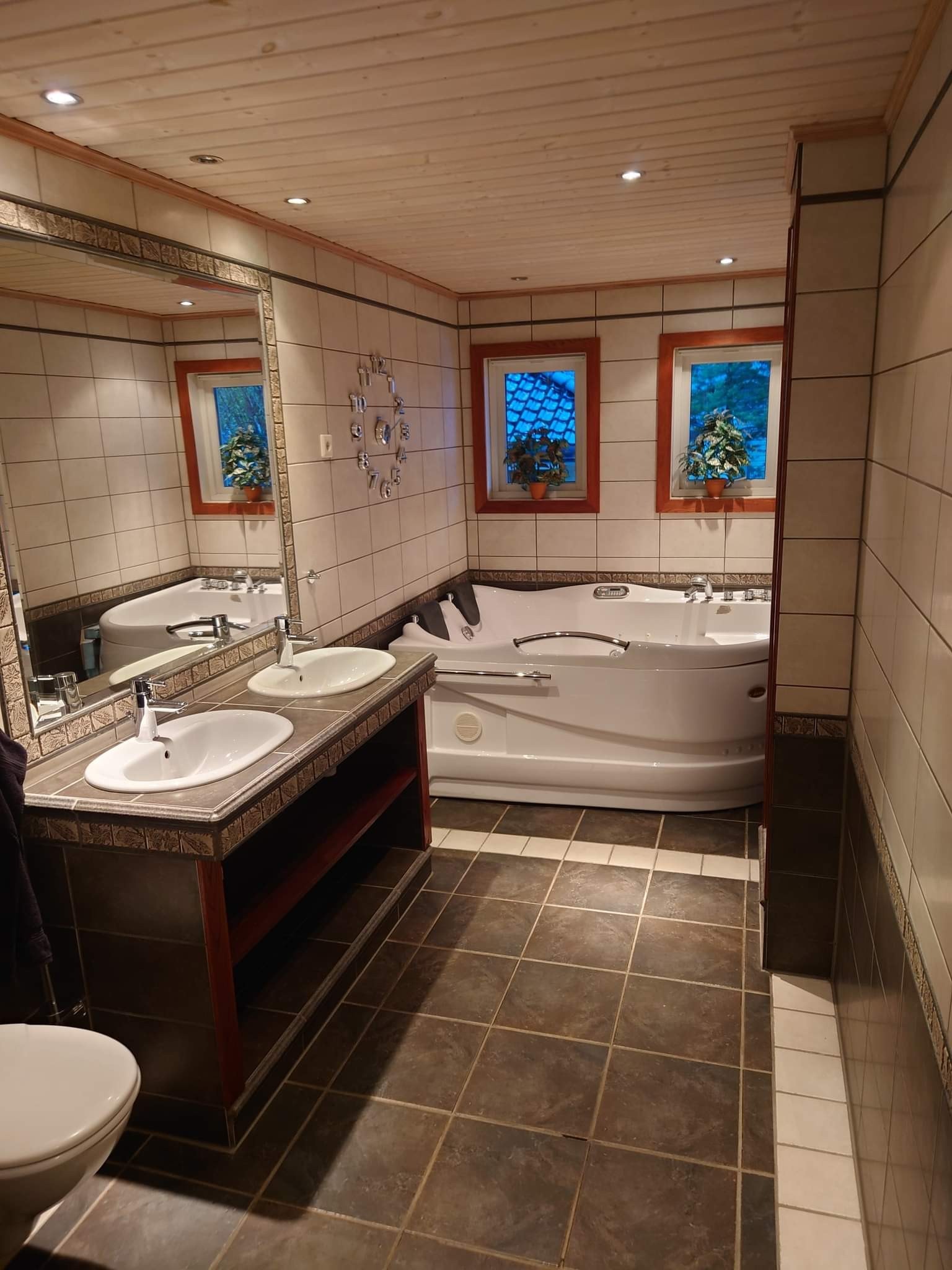 Stort bad med dobbelt badekar. Galleribilde