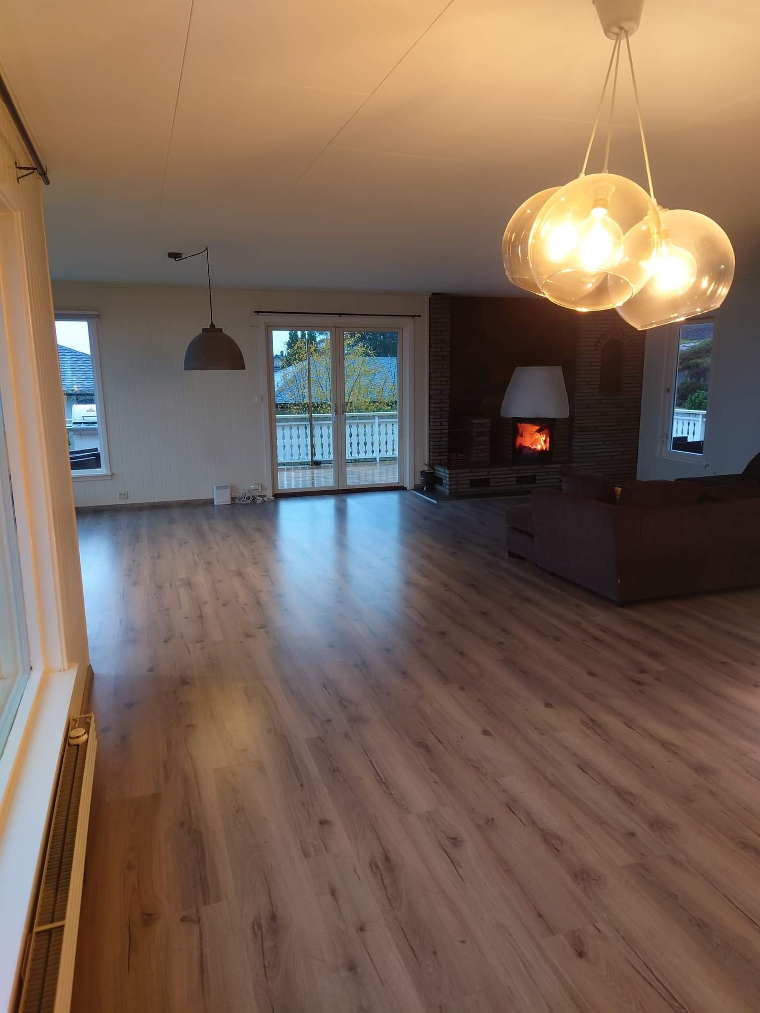 Utgang til terrasse og peis. Terrasse er ca 9 x9M og 60kvm. på 2 sider Galleribilde