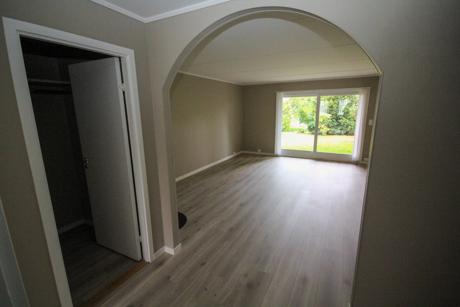 Stue, ut mot egen hage Galleribilde