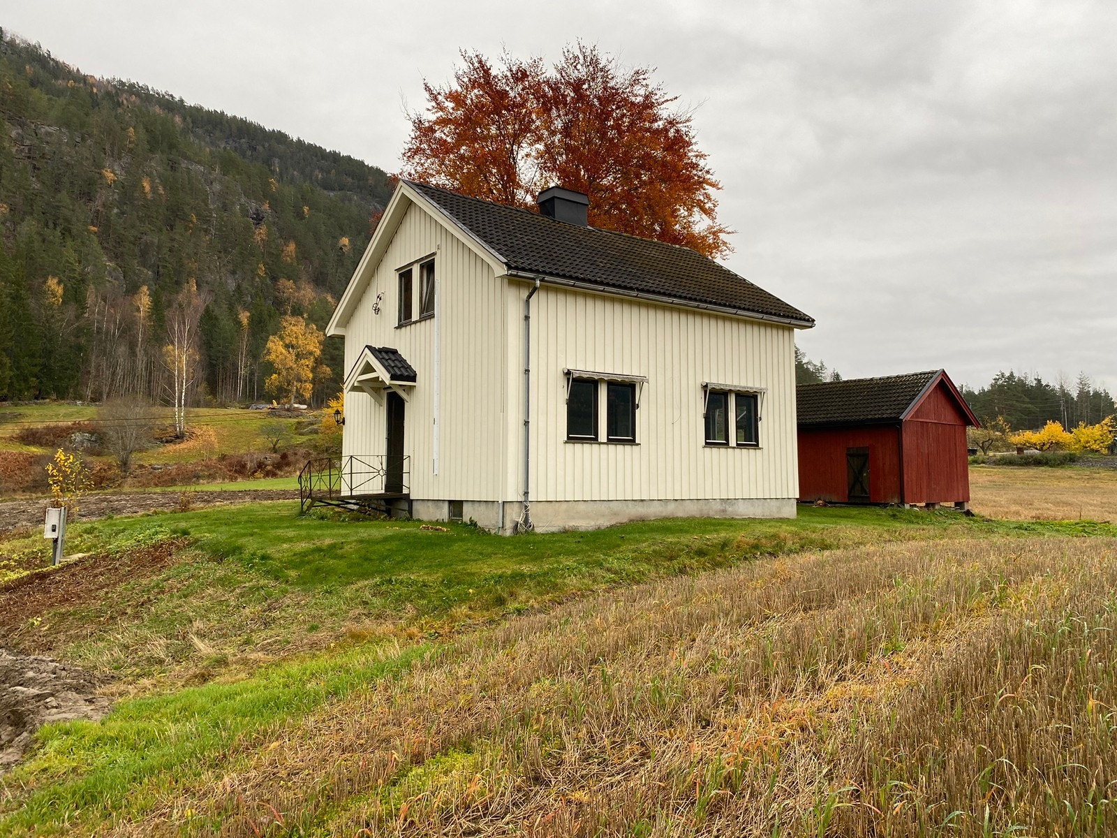 Hyggelig liten enebolig i landlige omgivelser Galleribilde