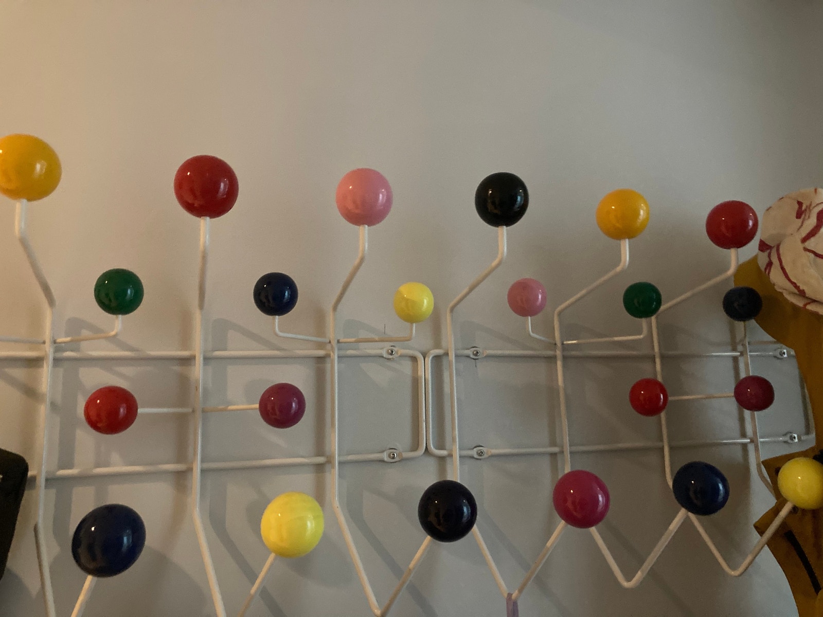 Eames ‘Hang it all’ i entreen. Detalj fra entreen. Galleribilde