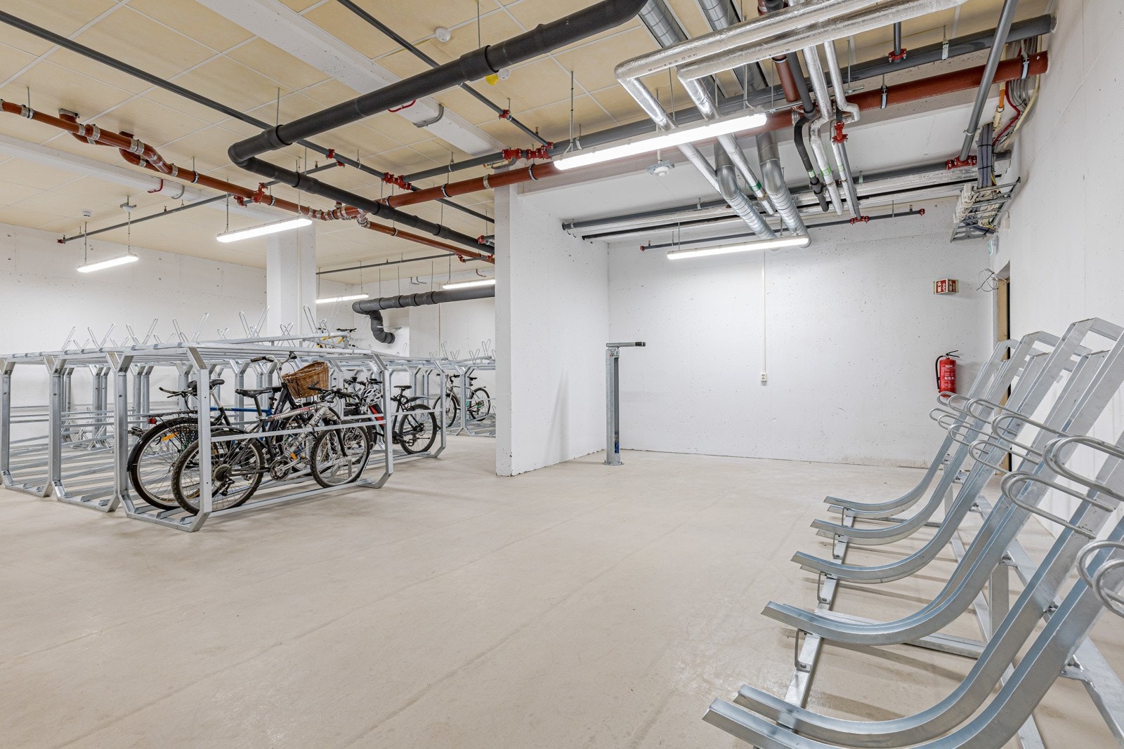 Sykkelparkering i kjeller Galleribilde