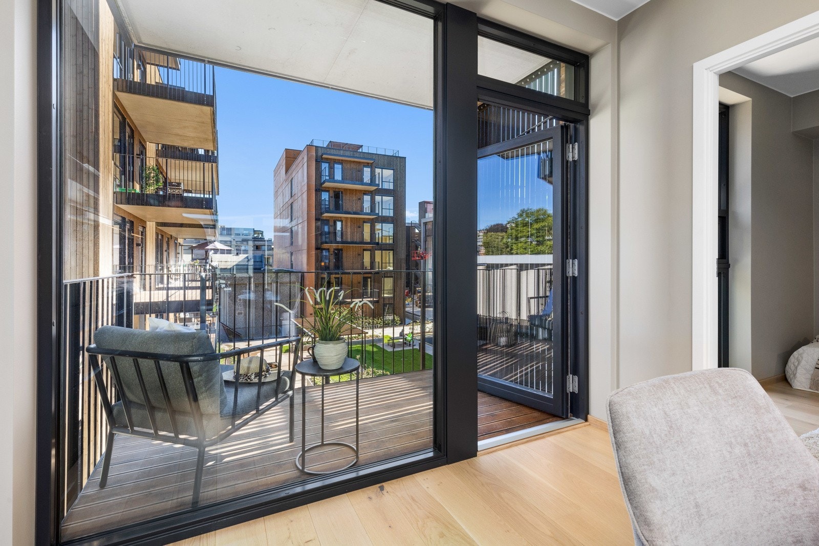 Utgang til balkong nr 2 med morgensol Galleribilde