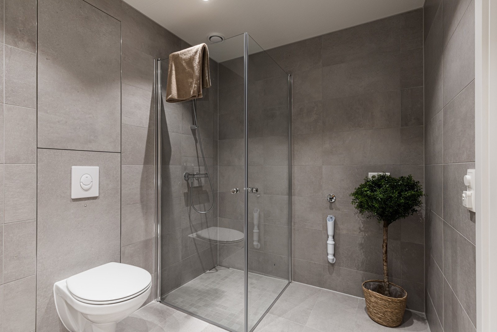 Plass til vaskemaskin og tørketrommel ved siden av dusjen Galleribilde