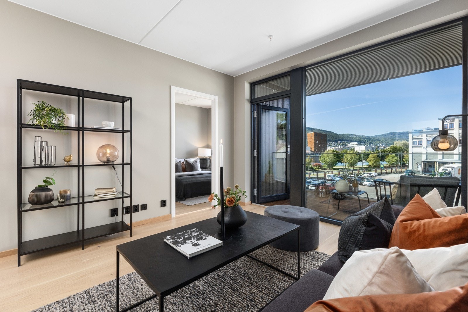 Stue med inngang til hovedsoverom Galleribilde