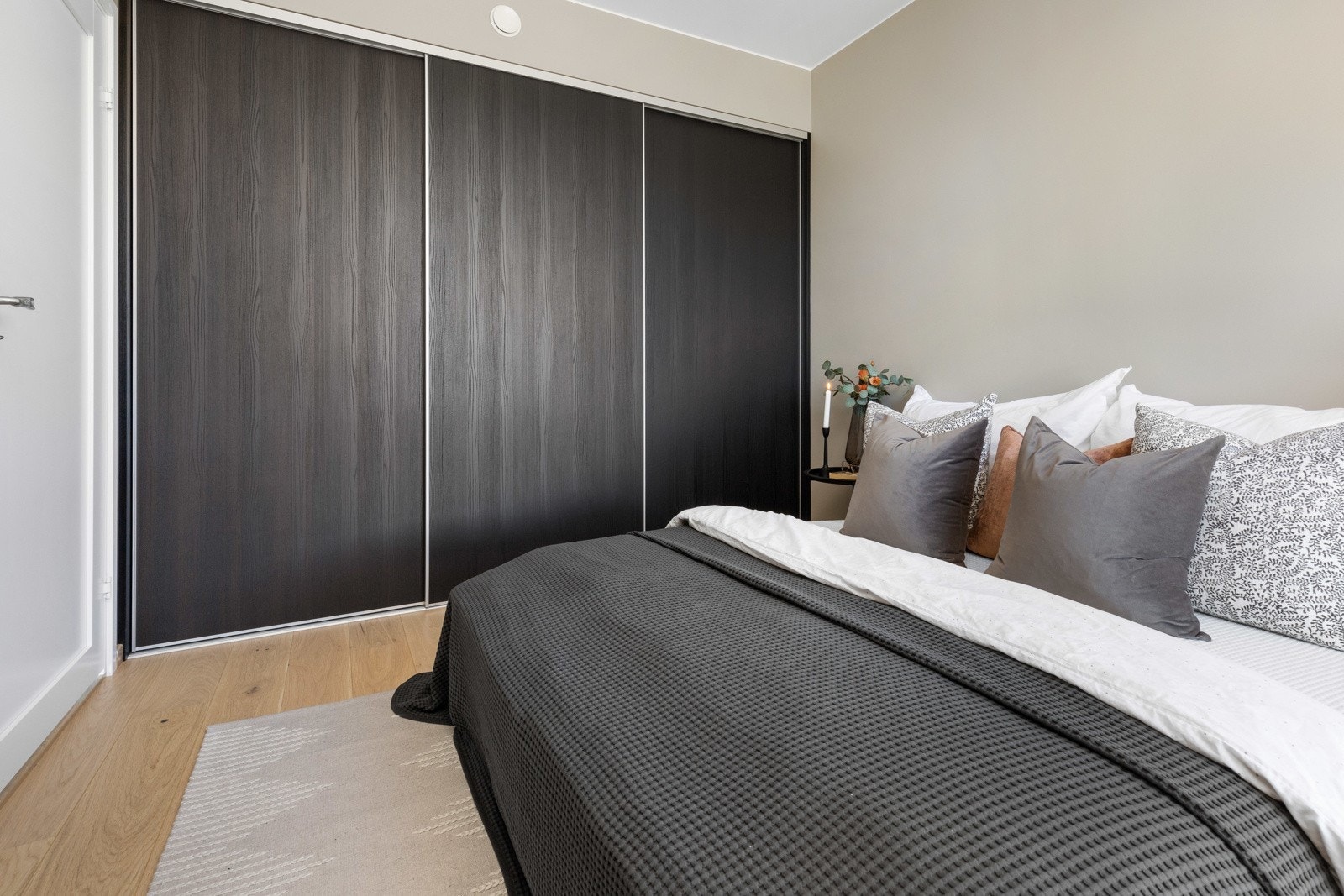 Romslig skyvedørsgarderobe på hovedsoverom Galleribilde