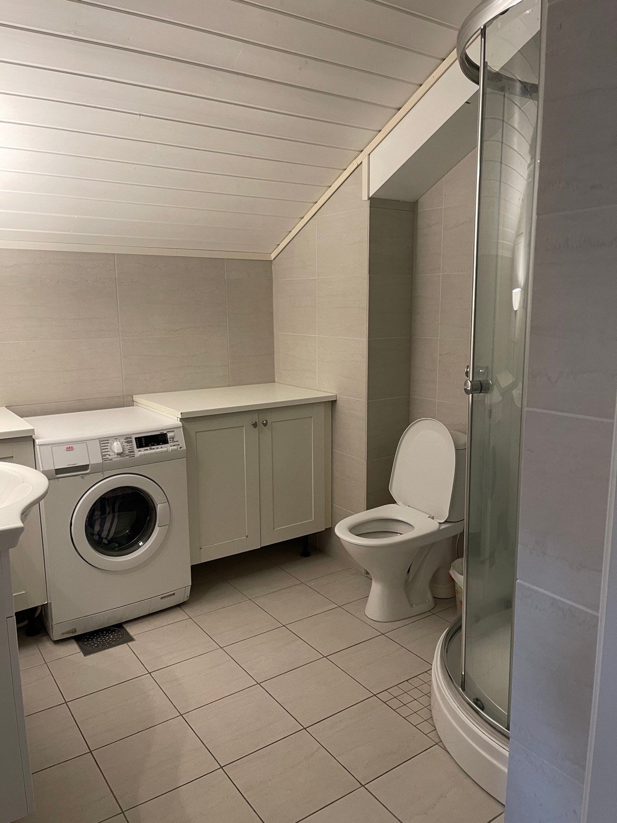Bad m/varmekabler, dusjkabinett, enkel vaskeservant med underskap. Leies ut uten vaskemaskin. Galleribilde