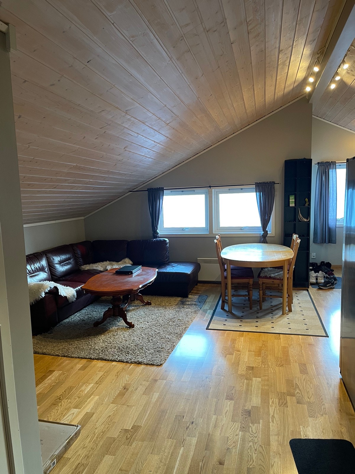 Lys stue sydvendt. Bilder med leiers møbler! Galleribilde