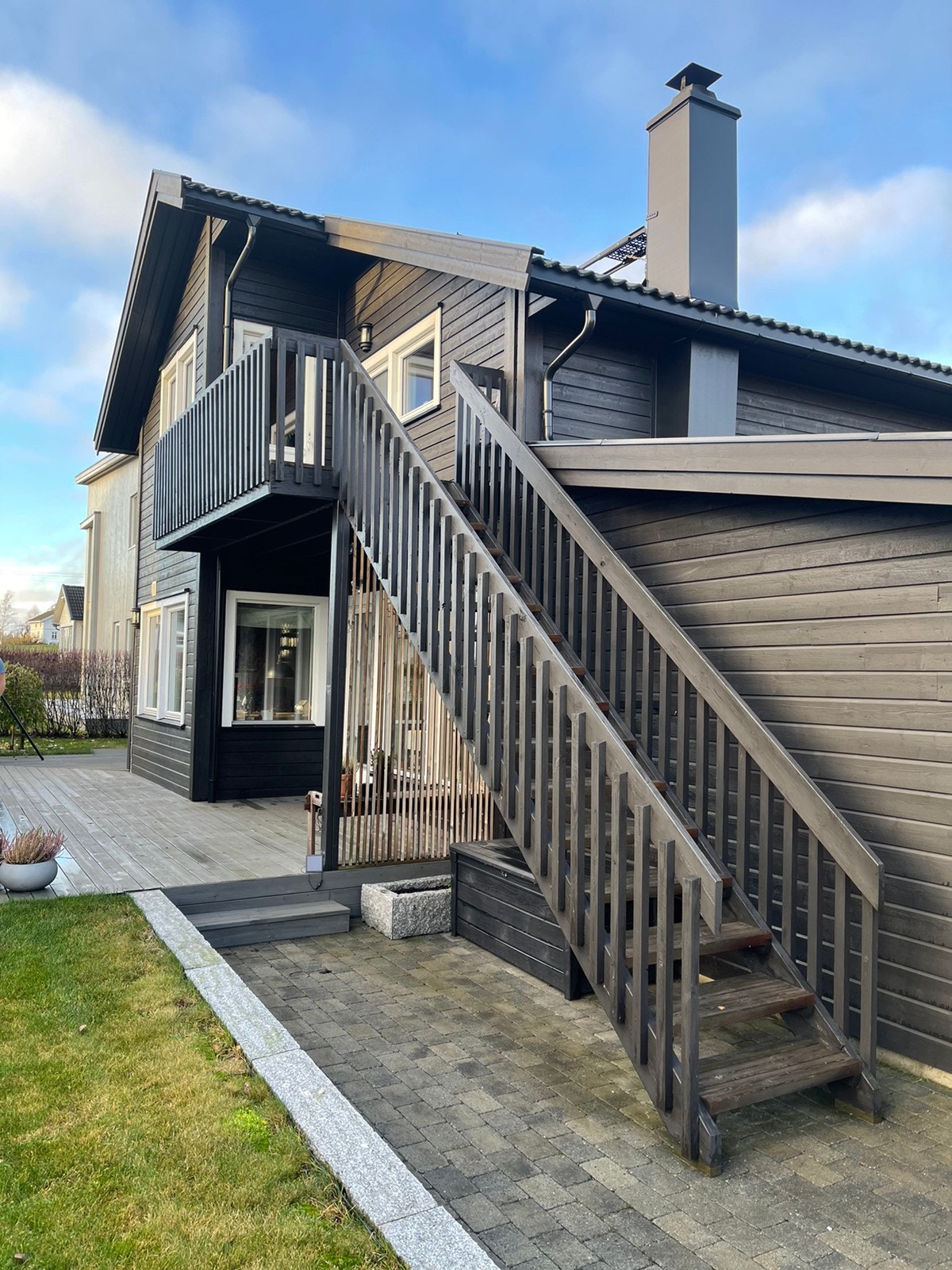 Halvpart av tomannsbolig på Vollene i Spydeberg. Utvendig trapp til 2. etg. Galleribilde