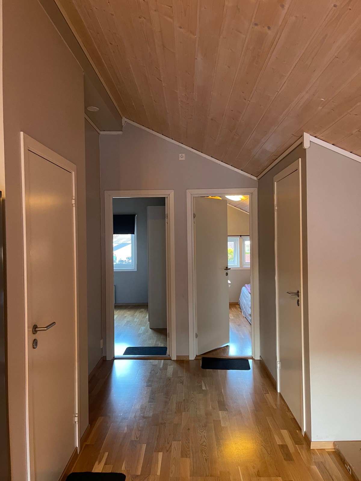 Inn mot to soverom fra stue. Bod på høyre side på ca. 4 kvm Galleribilde